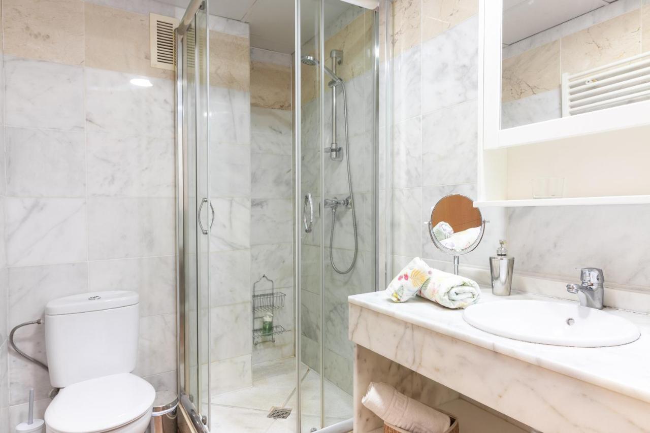 Sea & Wave Adela Boutique Apartment Малага Экстерьер фото